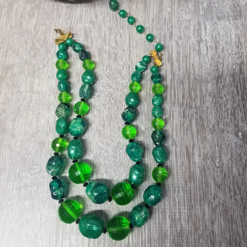 Vintage green plastic beaded choker necklace - Picture 7 of 7